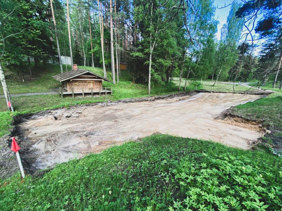 Grunts norakšana svinību vietas ierīkošanai.